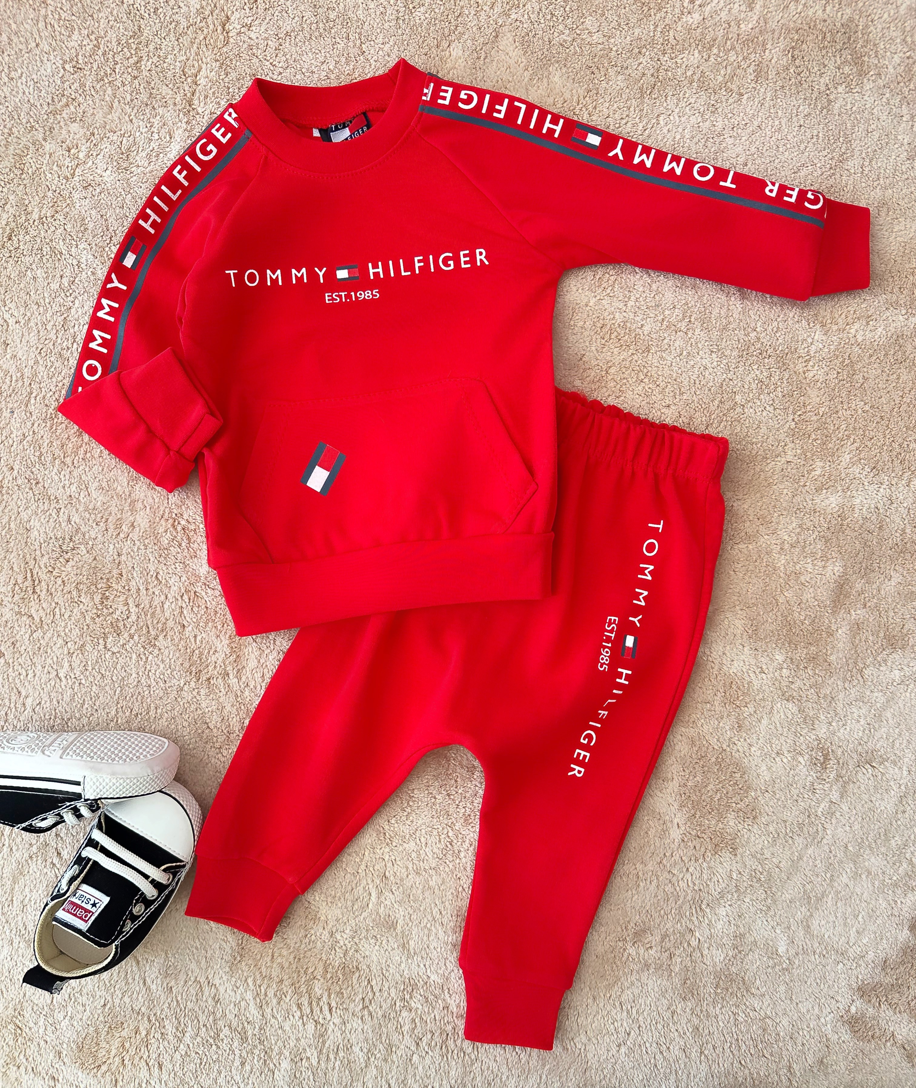 BEBEK TAKIM TOMMY HILFIGER BASKILI KIRMIZI 6-24 AY ARASI