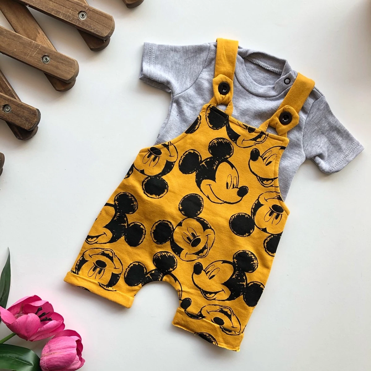 bebek salopet mickey baskılı düğme detaylı hardal