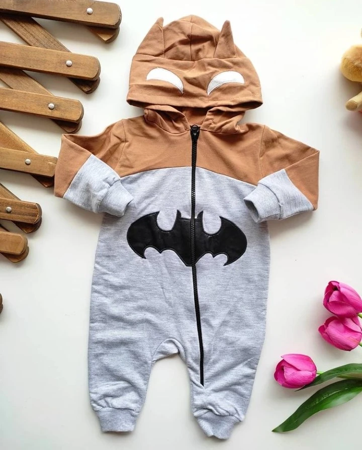 bebek tulum batman nakışlı kulaklı kapşonlu kahverengi-gri