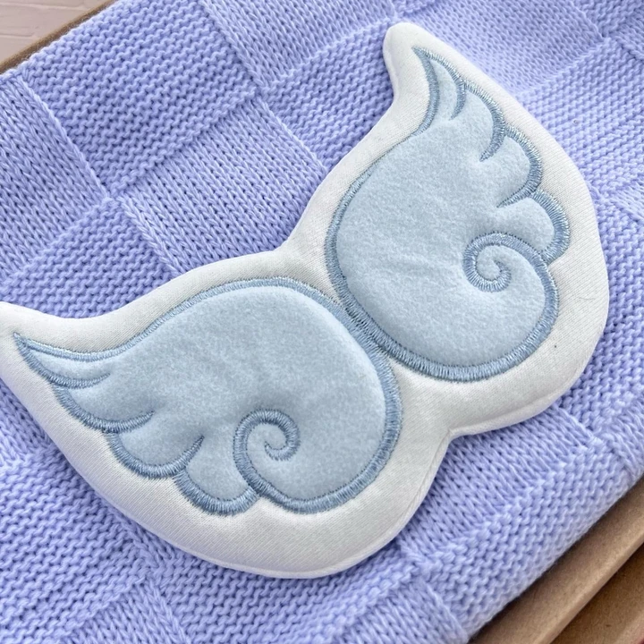 bebek battaniye kutulu 90*110 melek kanadı detaylı mavi