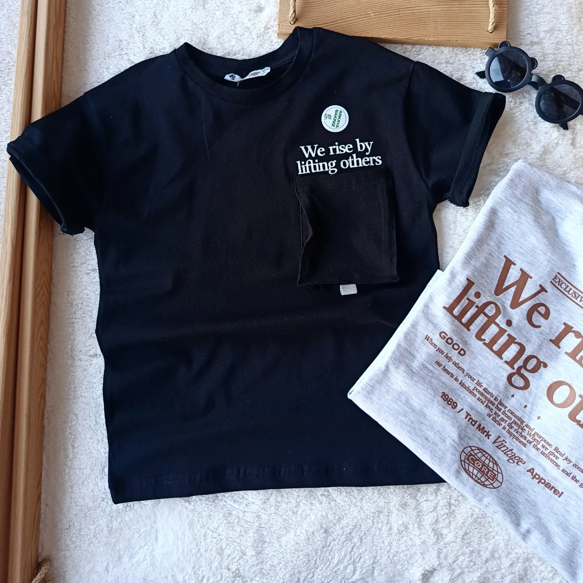 Çocuk Tshirt Cep Detaylı Sırt Yazı Baskılı 8-12 Yaş Siyah