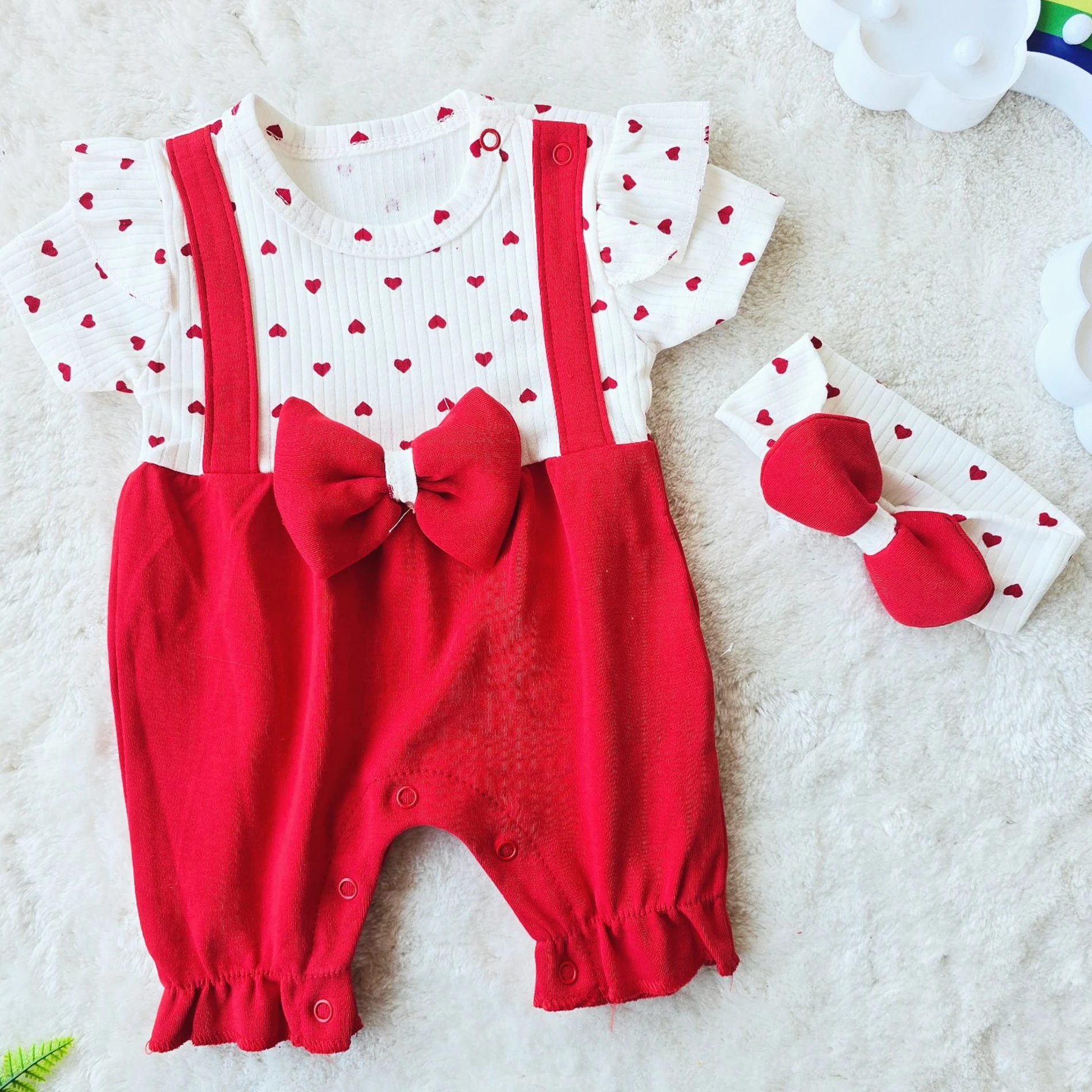 bebek tulum kısa kollu kalp desenli 3d fiyonklu bandana hediyeli kırmızı 3-12 ay