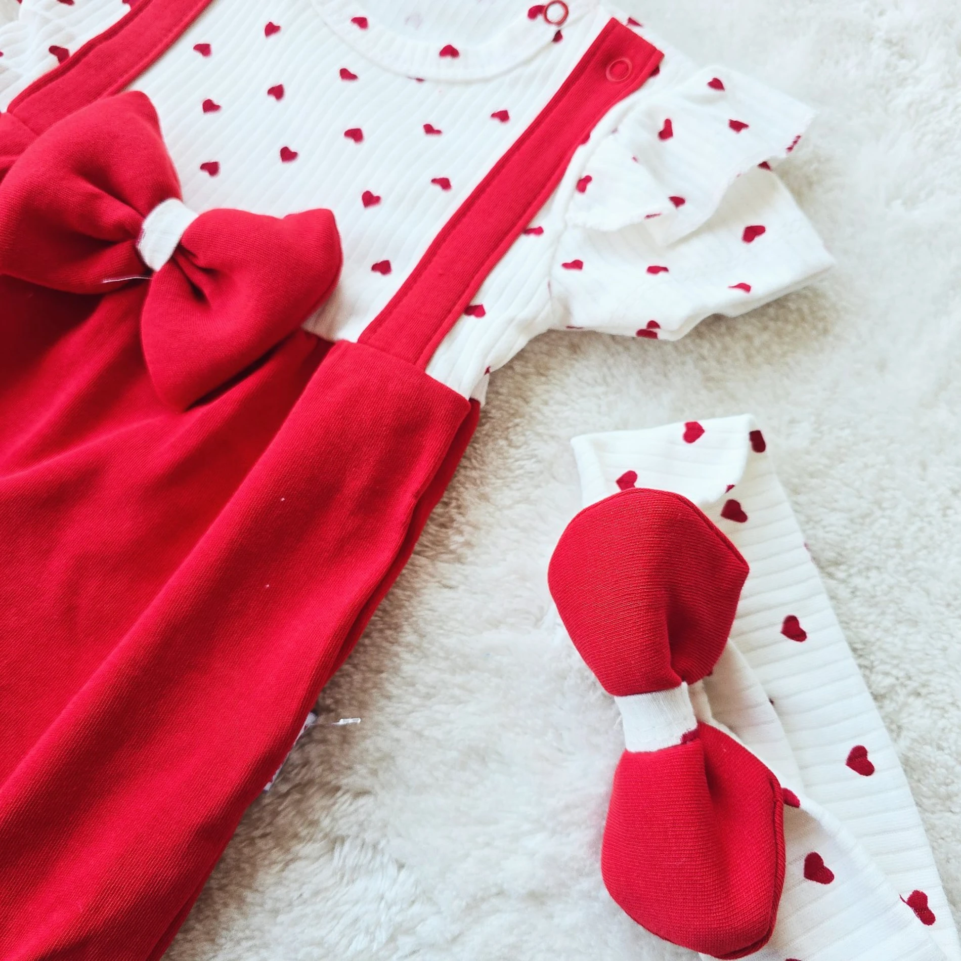 bebek tulum kısa kollu kalp desenli 3d fiyonklu bandana hediyeli kırmızı 3-12 ay