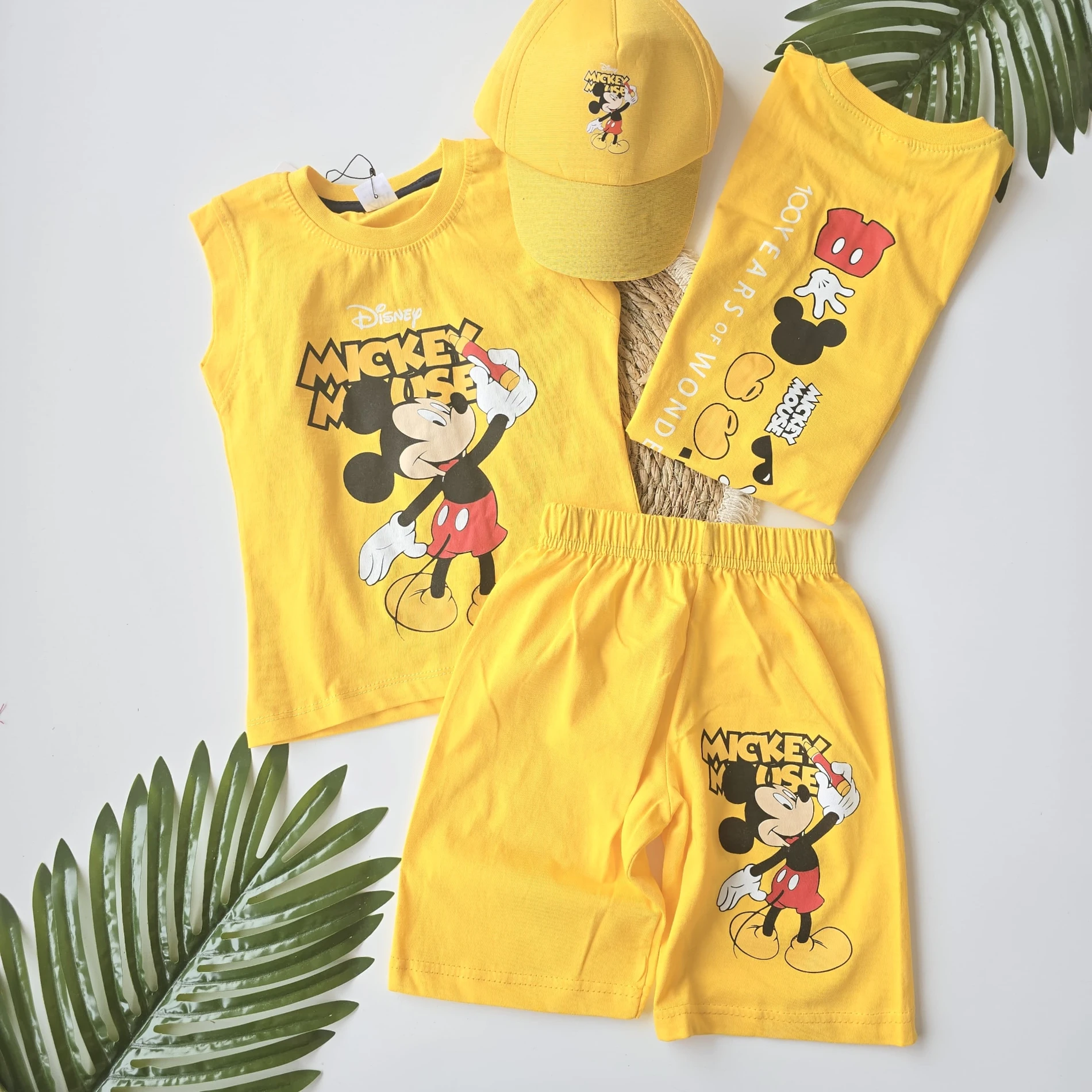 Çocuk Takım Mickey Mouse Baskılı Sıfır Kol Şapkalı Sırt Baskı Detaylı 2-8 Yaş Sarı